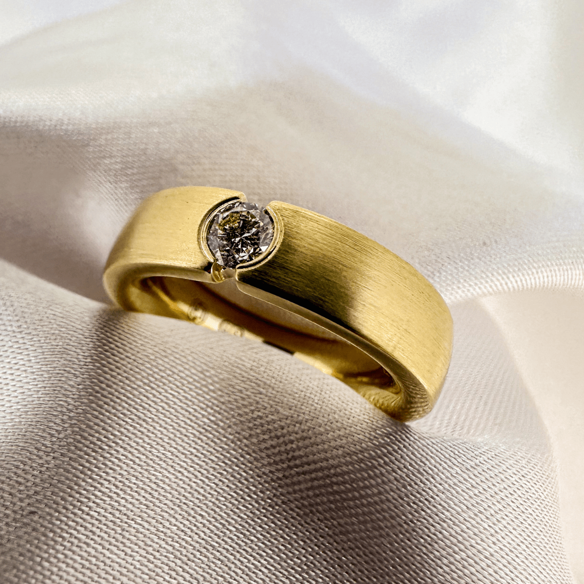 SEAMLESS SOLITAIRE RING